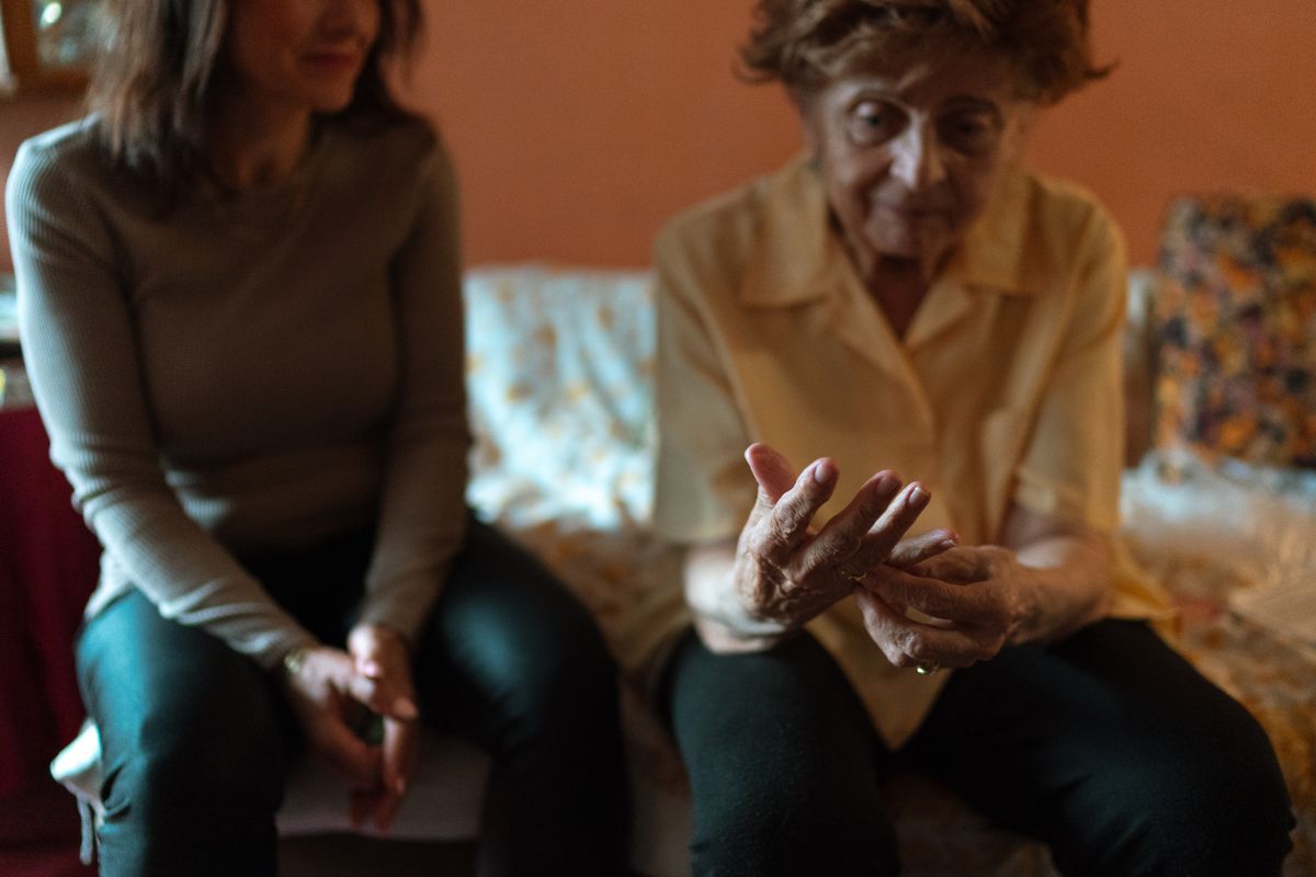 A dementia care navigator talks with an Orange County family caregiver at home