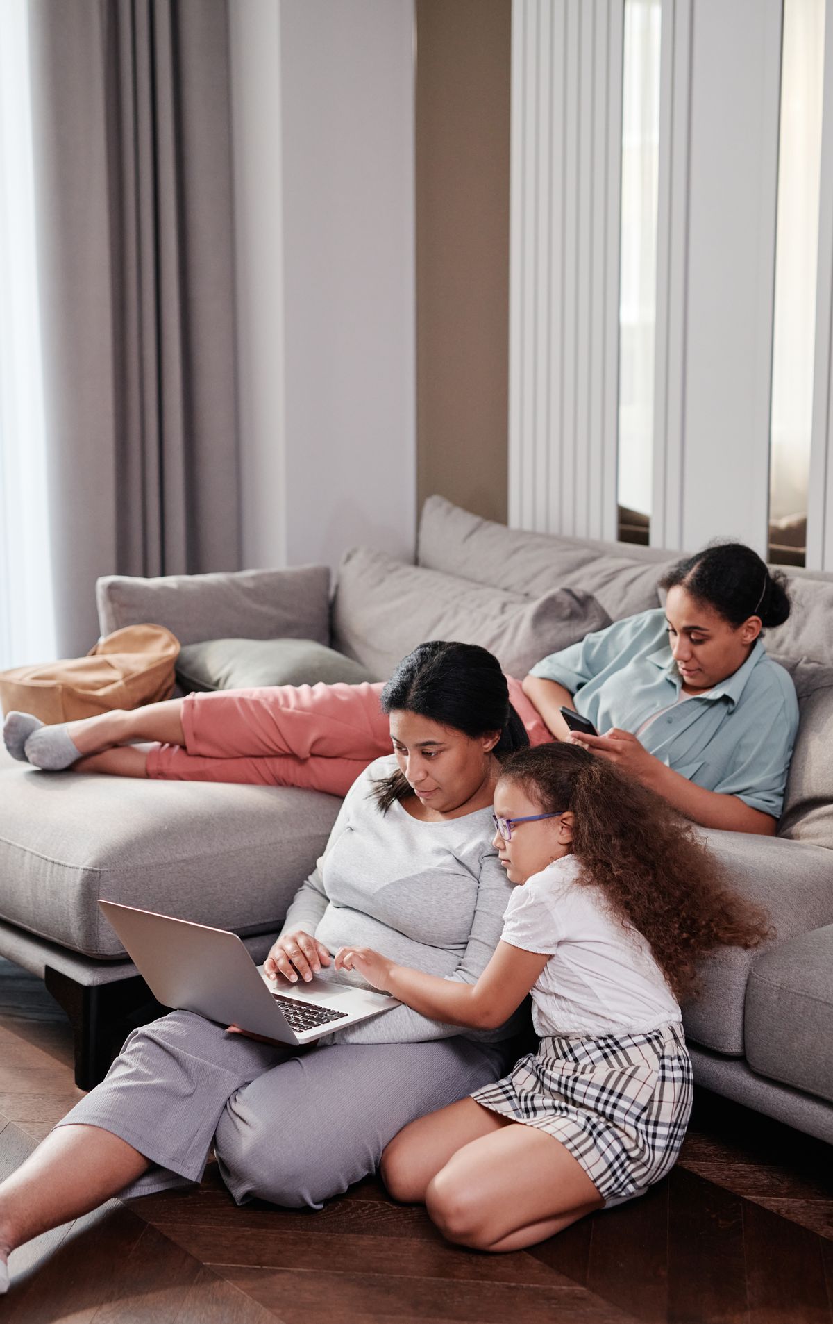Family reviewing their Medi-Cal options together on a laptop at home in Orange County